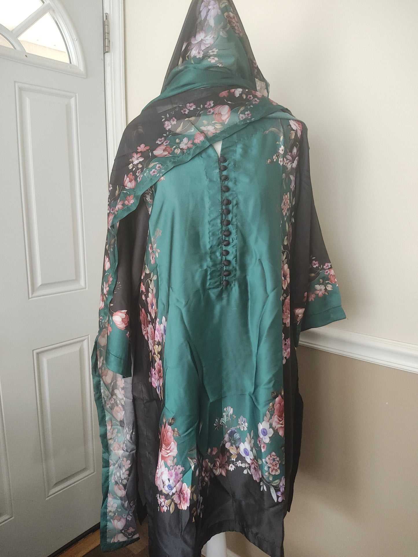 Silk 3 piece stitched large and medium sizes