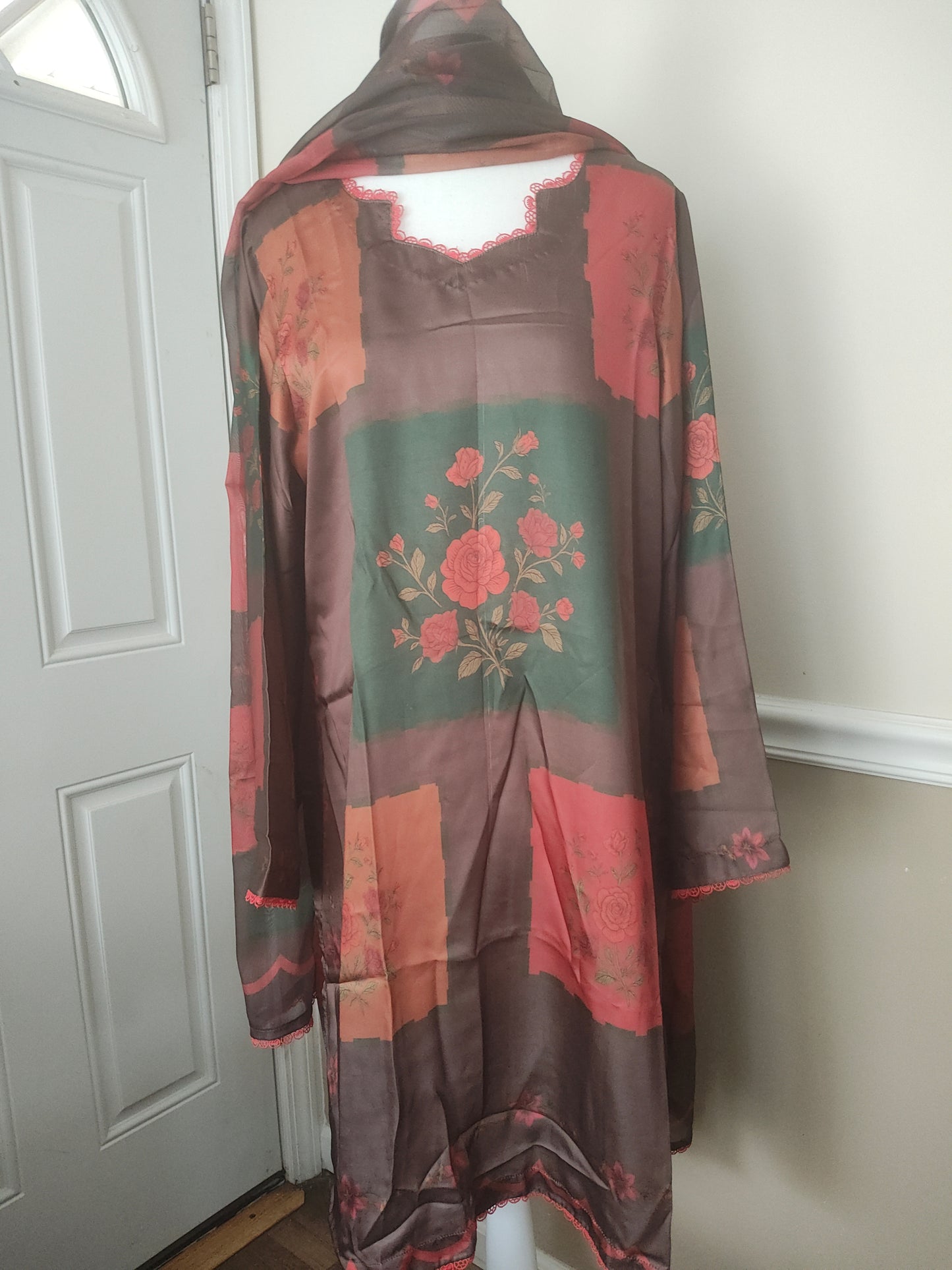 Large and medium silk 3 piece stitched