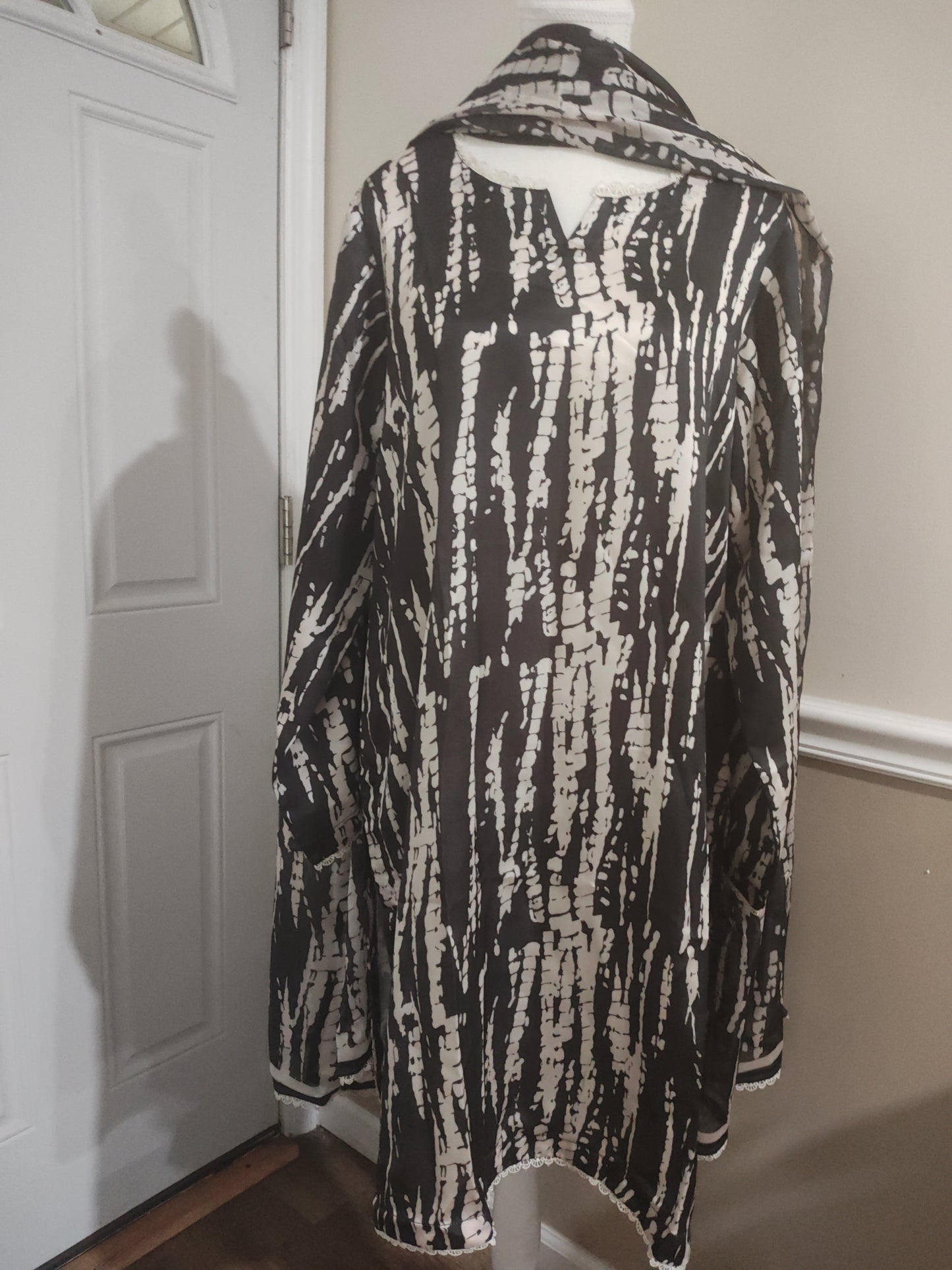 Silk 3 piece stitched large and medium sizes