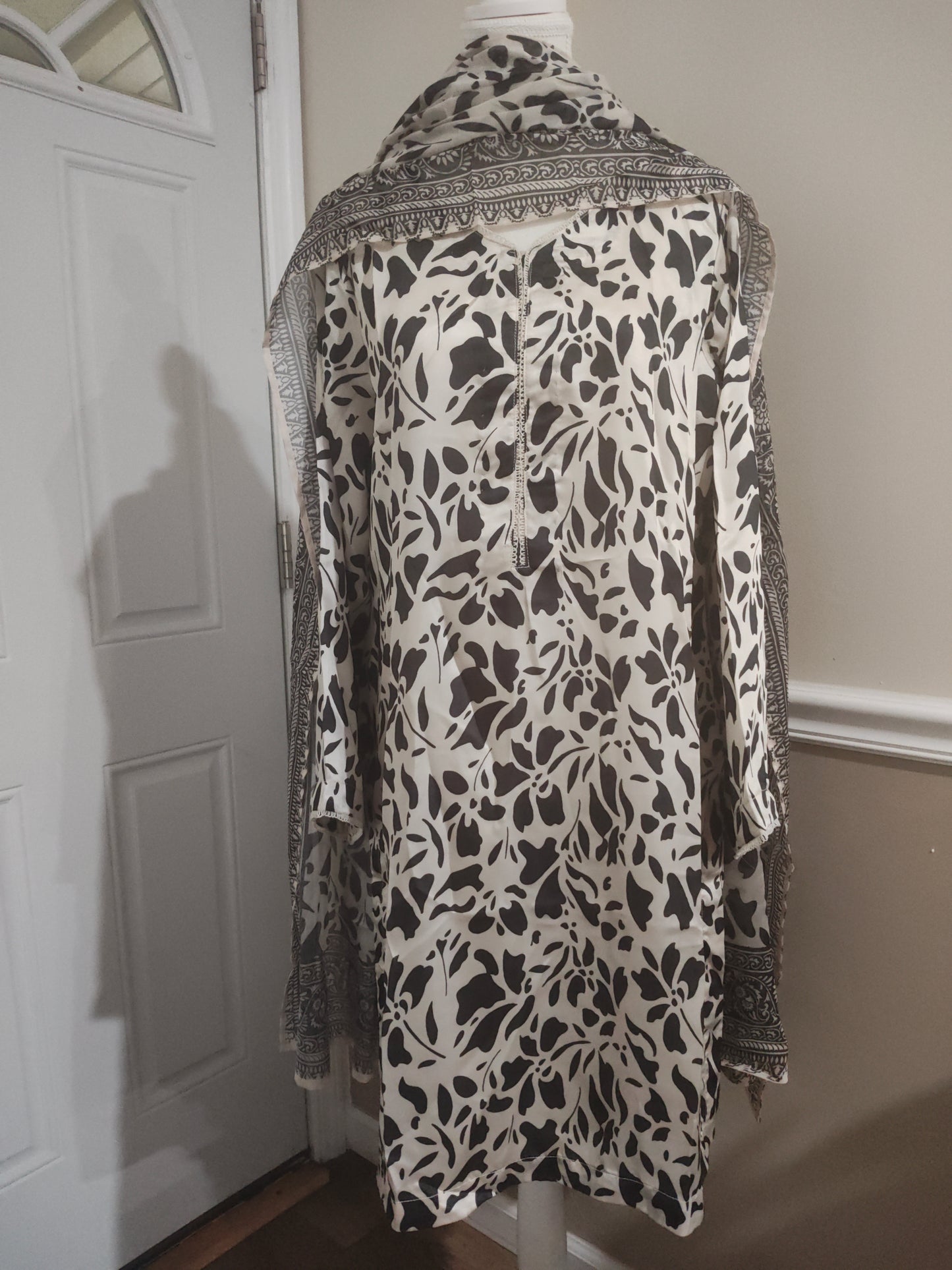 Silk 3 piece stitched large and medium sizes