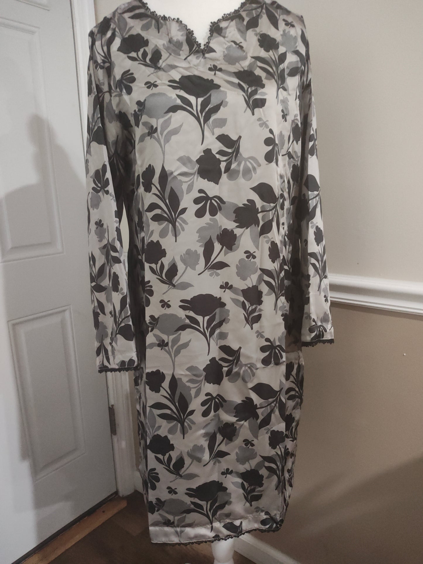 Silk 3 piece stitched large and medium sizes