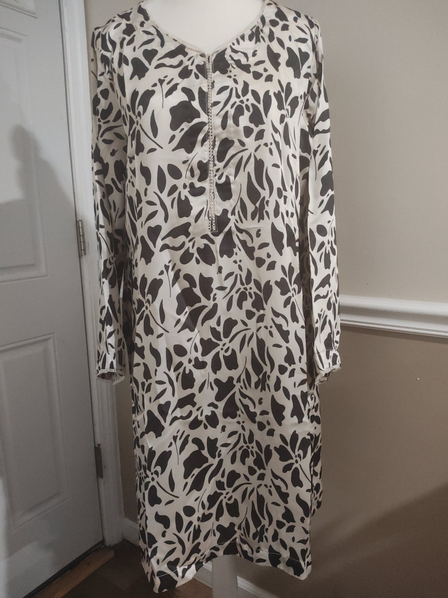 Silk 3 piece stitched large and medium sizes
