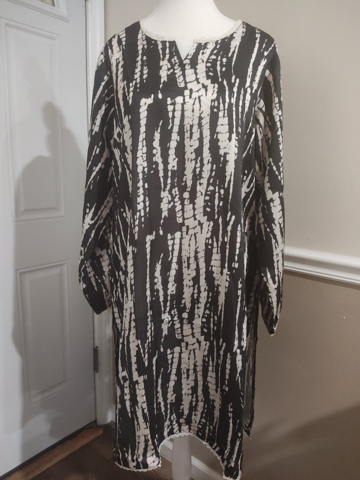 Silk 3 piece stitched large and medium sizes